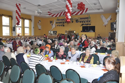 voller Saal zum Rentnerfasching