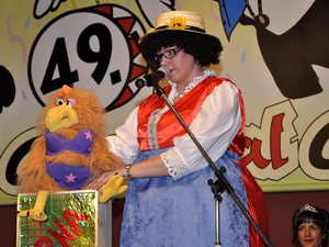 Büttenrednerin Sandra Landgraf und ihre Henne Erna