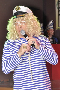 Jens Bähring als Biggi, die Animations-Offiziöse vom Traumschiff