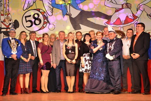 Ehrengäste & Sponsoren zum 5. Galaabend, v.l.n.r. Präsident Mario Kalide, Thomas Jahn (vertreten durch Tina Brand), Landrat Thomas Fügmann, Kristin Meyer, Annelies Noske, Manfred Höhn, Tanja Krämer, Andreas Balnuweit, Christiane Kolb, Sandra Lenhard, Prinzessin Ramona I, René Pechmann, Prinz Mike I., Marco Härzer, Ronny Kaufmann