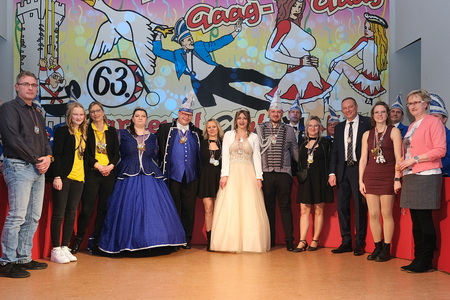 Ehrengäste & Sponsoren zum 1. Galaabend Ehrengäste & Sponsoren zum 1. Galaabend, v.l.n.r. Marco Töpsch, Töpsch & Abendschein Steuerungsanlagen GmbH, Pauline Hofmann, Tramps von der Orl, Angela Hofmann, Tramps von der Orl, Prinzessin Franziska II. & Prinz Dirk I. des CCM, Gwendolin Grau vom TCV, Prinzessin Luisa I. & Prinz Sebastian I. vom TCV, Andrea Hildebrandt vom TCV, Ralf Weiße, Bürgermeister der Stadt Neustadt an der Orla, Kanzler des CCM, Samira Lukes, Grit Scholz von der Schlosserei Scholz