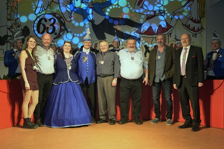 Ehrengäste & Sponsoren zum 3. Galaabend, v.l.n.r. Vize-Präsidentin und Kanzler des CCM, Kanzler des CCM, Samira Lukes, Heiner Schenk, Fa. Deutsche Vermögensberatung Heiner Schenk, Prinzessin Franziska II., Franziska Feyerabend, Prinz Dirk I., Dirk Feyerabend, Erich Jahn, Gerd Beetz, Fa. Elektro-Beetz, Mario Grieb, Fa. Auto-Grieb in Miesitz, Helmuth Schmidt, Ehrenmitglied, Direktor der Sparkasse im Ruhestand Ehrengäste & Sponsoren zum 3. Galaabend, v.l.n.r. Vize-Präsidentin und Kanzler des CCM, Kanzler des CCM, Samira Lukes, Heiner Schenk, Fa. Deutsche Vermögensberatung Heiner Schenk, Prinzessin Franziska II., Franziska Feyerabend, Prinz Dirk I., Dirk Feyerabend, Erich Jahn, Gerd Beetz, Fa. Elektro-Beetz, Mario Grieb, Fa. Auto-Grieb in Miesitz, Helmuth Schmidt, Ehrenmitglied, Direktor der Sparkasse im Ruhestand