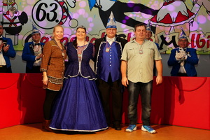 Ehrengäste & Sponsoren zur Sonntagsgala, v.l.n.r. Aileen Grieb, Cartcenter Miesitz, Prinzessin Franzisska II., Prinz Dirk I., André Weiland, Fa. Holzzerkleinerung Weiland Ehrengäste & Sponsoren zur Sonntagsgala, v.l.n.r. Aileen Grieb, Cartcenter Miesitz, Prinzessin Franzisska II., Prinz Dirk I., André Weiland, Fa. Holzzerkleinerung Weiland