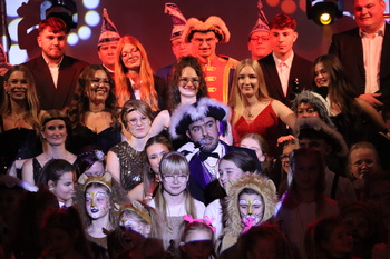 Der ganze Verein eröffnet den Abend